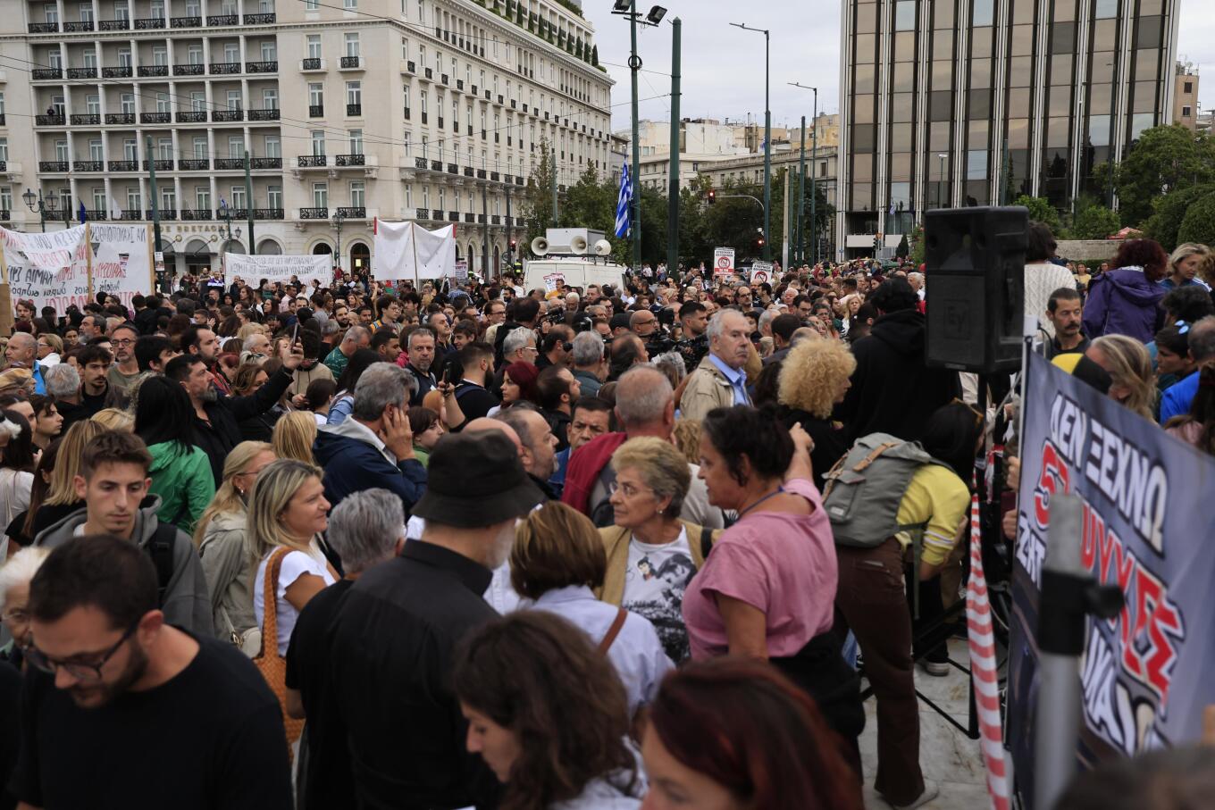 Πλατεία Συντάγματος: Πλήθος κόσμου στη συγκέντρωση αλληλεγγύης για τον Πάνο Ρούτσι – Δείτε φωτογραφίες