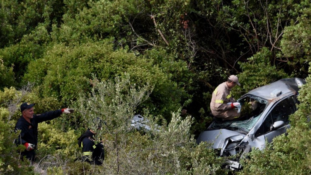 Φονικό τροχαίο στην Εύβοια: Αυτοκίνητο με δύο επιβάτες έπεσε σε χαράδρα 150 μέτρων – Νεκρός ο ένας