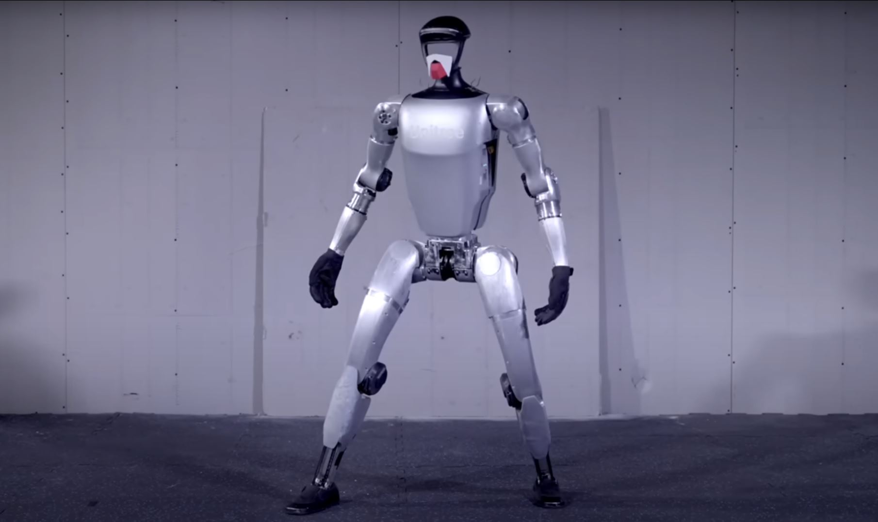 Βίντεο: Ανθρωποειδές ρομπότ την «έπεσε» σε οδηγό μηχανής στην Κίνα – Του έφυγαν οι παντόφλες από την τρεχάλα!