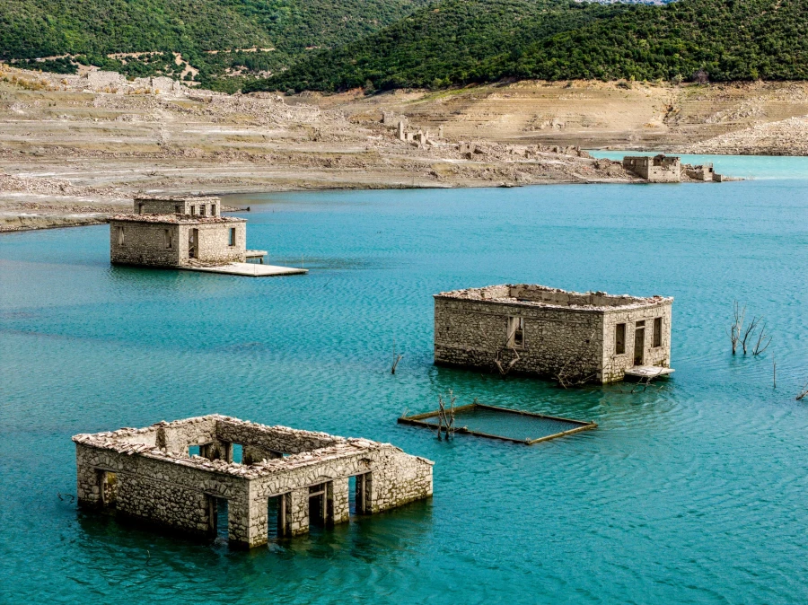 Δωρίδα: Όλο και περισσότερο αναδύεται το βυθισμένο χωριό Κάλλιο – Στο «φως» νέες εικόνες