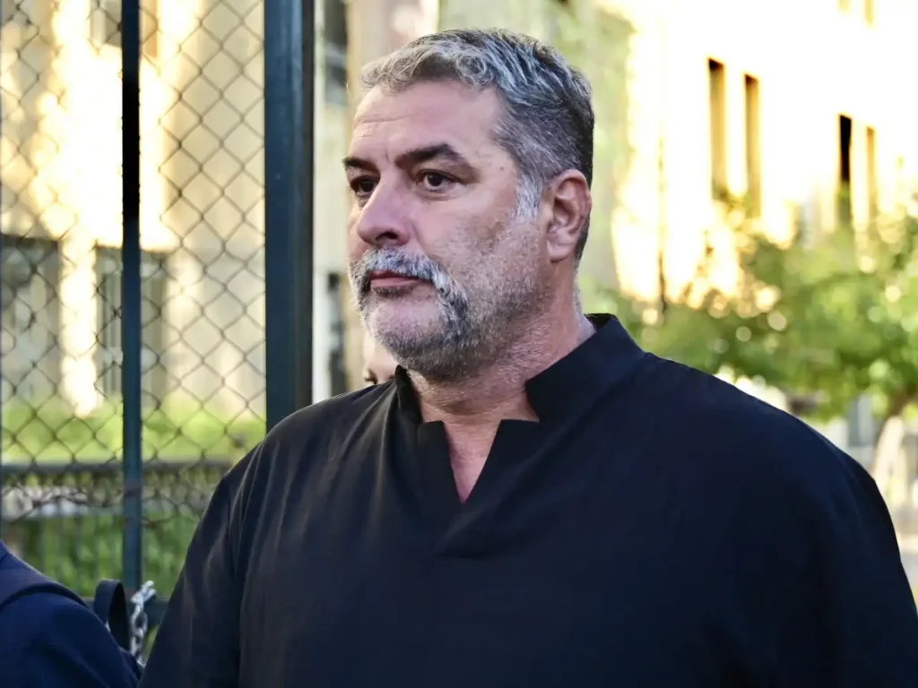 Β.Μπισμπίκης: H άγνωστη γυναίκα που άνοιξε την πόρτα στους αστυνομικούς – Παρουσιάστηκε ως κόρη του