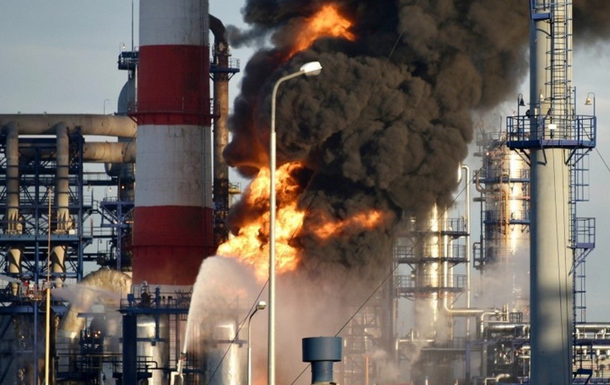 Ελλείψεις καυσίμων και στην Κριμαία μετά τις ουκρανικές επιθέσεις σε διυλιστήρια: «Παγώνουν» οι τιμές