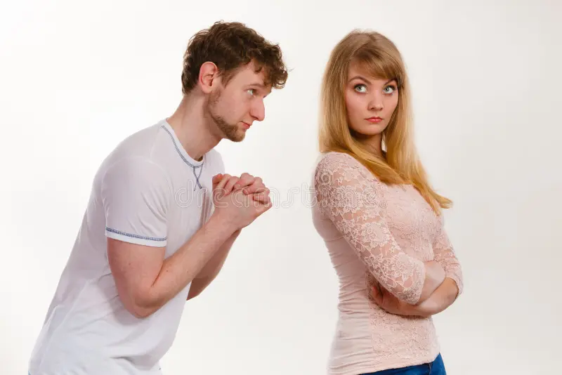 Βίντεο: Σκαρφάλωσε με τα χέρια πολλούς ορόφους για να ζητήσει συγγνώμη από την κοπέλα του!