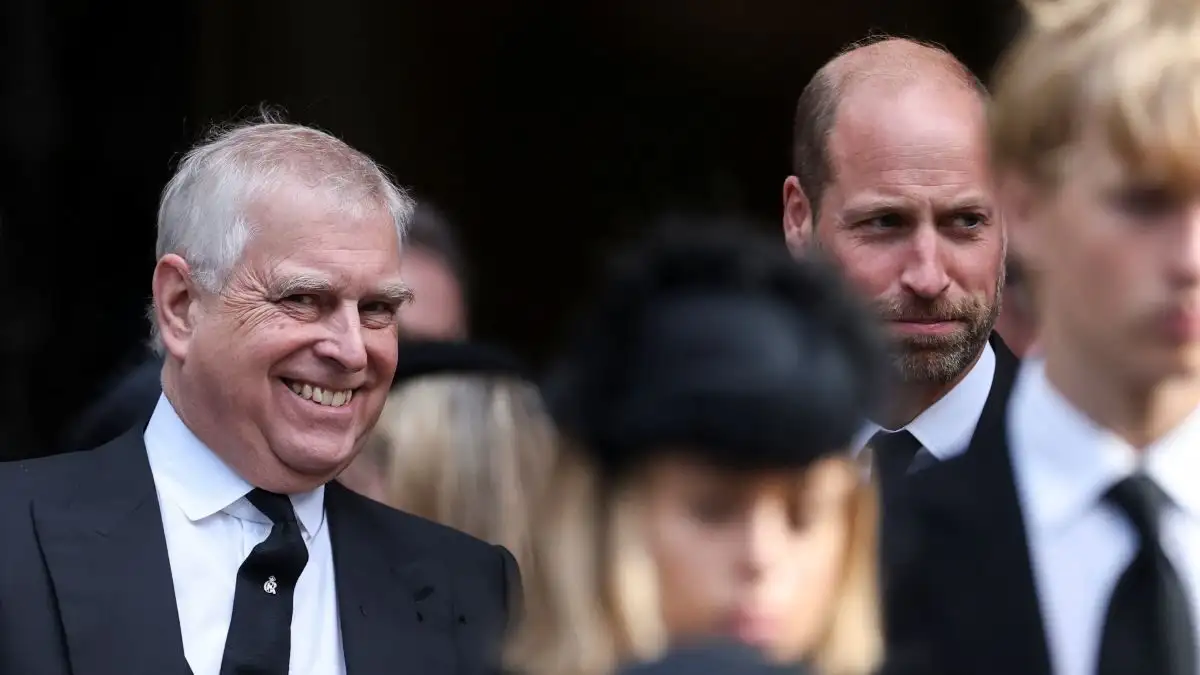 Πρίγκιπας Γουίλιαμ: Η στιγμή που «μαλώνει» τον πρίγκιπα Άντριου επειδή γελά στην κηδεία της Δούκισσας του Κεντ!