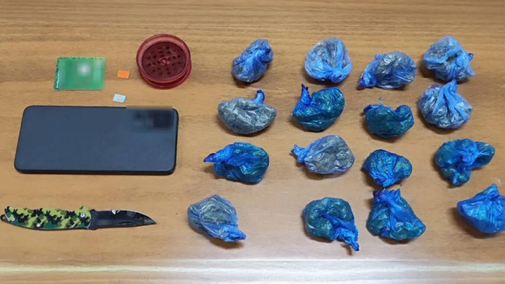 Ζάκυνθος: Χειροπέδες σε αλλοδαπό για κατοχή και διακίνηση ναρκωτικών – Κυκλοφορούσε και με λεπίδι ο 33χρονος (φωτο)