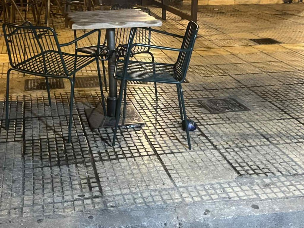 Καλλιθέα: Εμπρηστικό χτύπημα με γκαζάκια σε καφετέρια της περιοχής – Δείτε φωτογραφίες