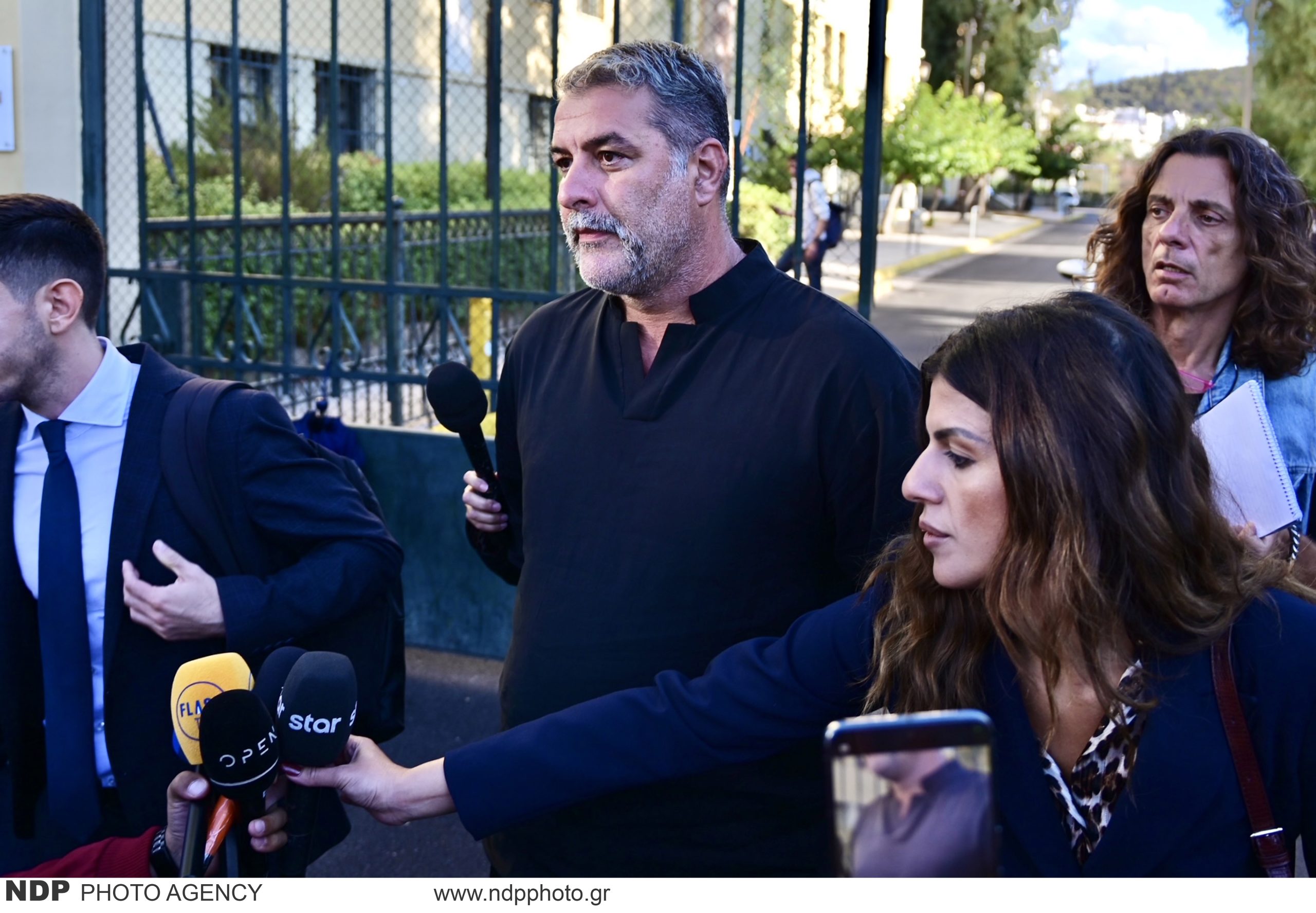 Το τηλεφώνημα της συνεργάτιδας του Β.Μπισμπίκη στην ΕΛ.ΑΣ: «Ένας φίλος μου έκανε μια μικρή ζημιά» (βίντεο)