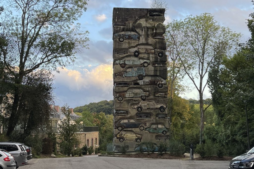 Long Term Parking: Αυτοκίνητα φυλακισμένα στο μπετόν