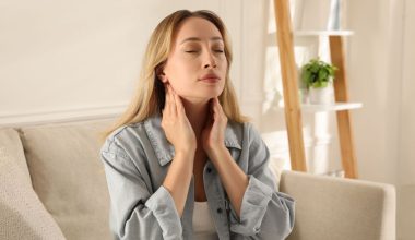 «Γαργαλητό» στο λαιμό: Δείτε ποιες οι αιτίες και τι να κάνετε για να το αντιμετωπίσετε