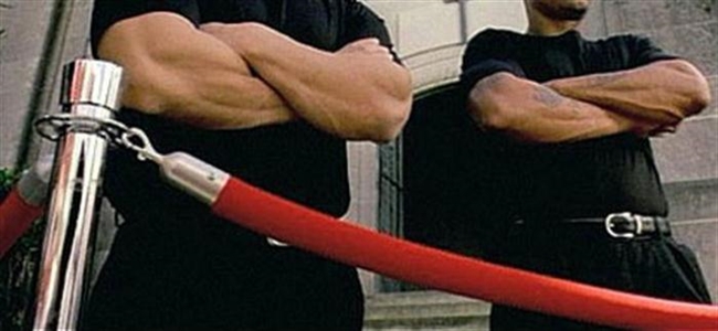 Βίντεο: Πορτιέρης στις ΗΠΑ χτυπάει το κεφάλι πελάτη πάνω σε αυτοκίνητο