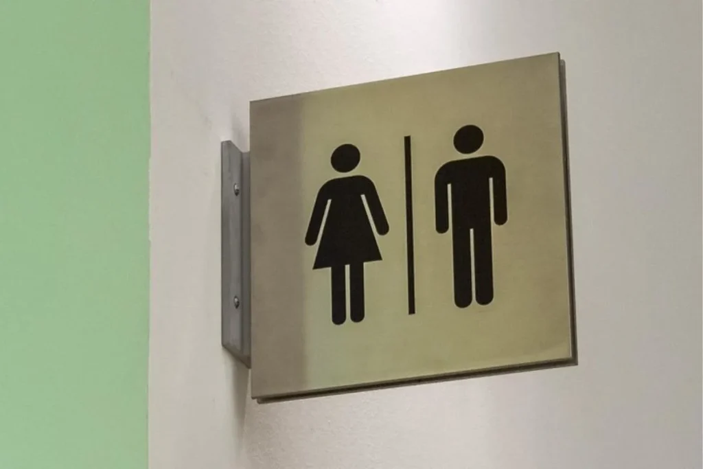 Σκωτία: Επανέρχονται οι τουαλέτες των δύο βιολογικών φύλων στα σχολεία