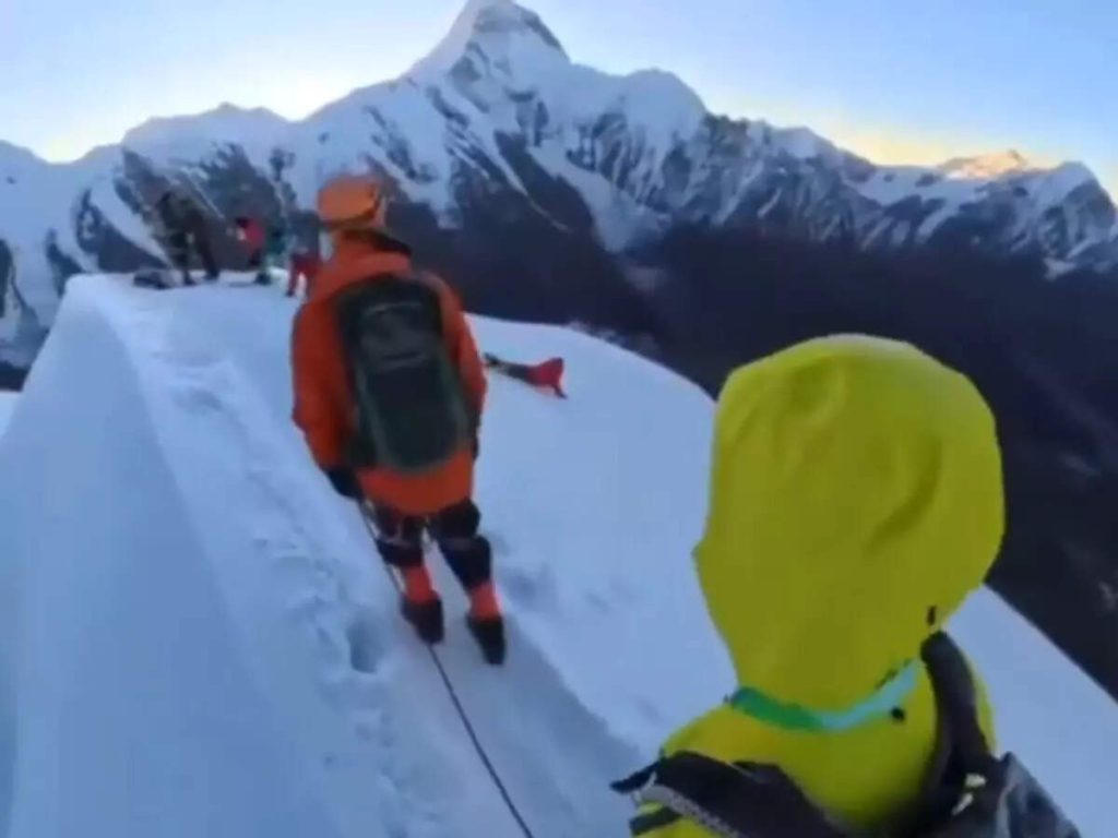 Κίνα: Ορειβάτης έπεσε σε χαράδρα και σκοτώθηκε ενώ προσπαθούσε να βγάλει φωτογραφία (βίντεο)