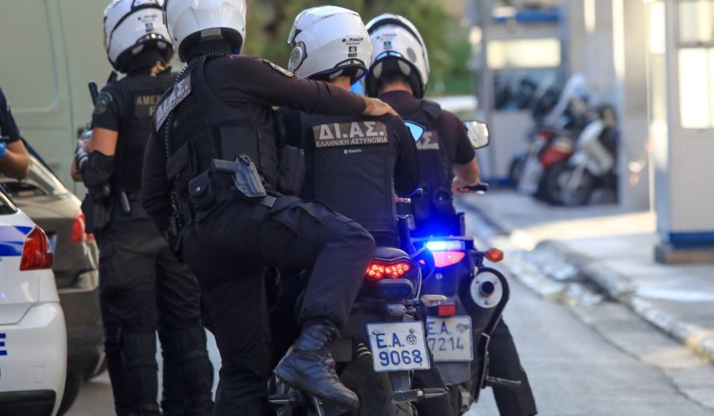 Μπαράζ συλλήψεων από την ΕΛΑΣ: Χειροπέδες σε 4 άτομα για κατοχή ναρκωτικών – Με βαρύ ποινικό παρελθόν οι 2 εξ αυτών