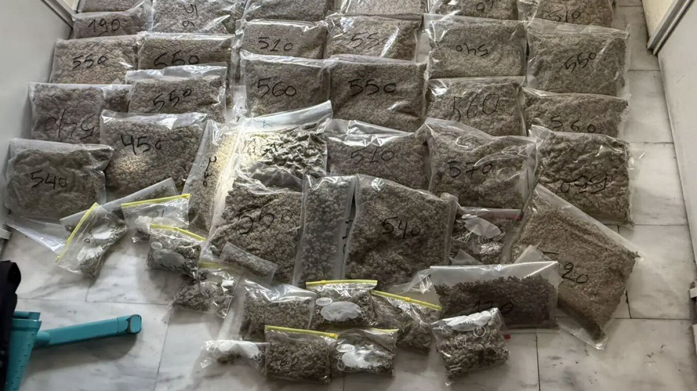 Χειροπέδες σε 41χρονο αλλοδαπό που έκρυβε 22 κιλά κάνναβης σε αποθήκη στο Μαρκόπουλο – Δείτε φωτογραφίες