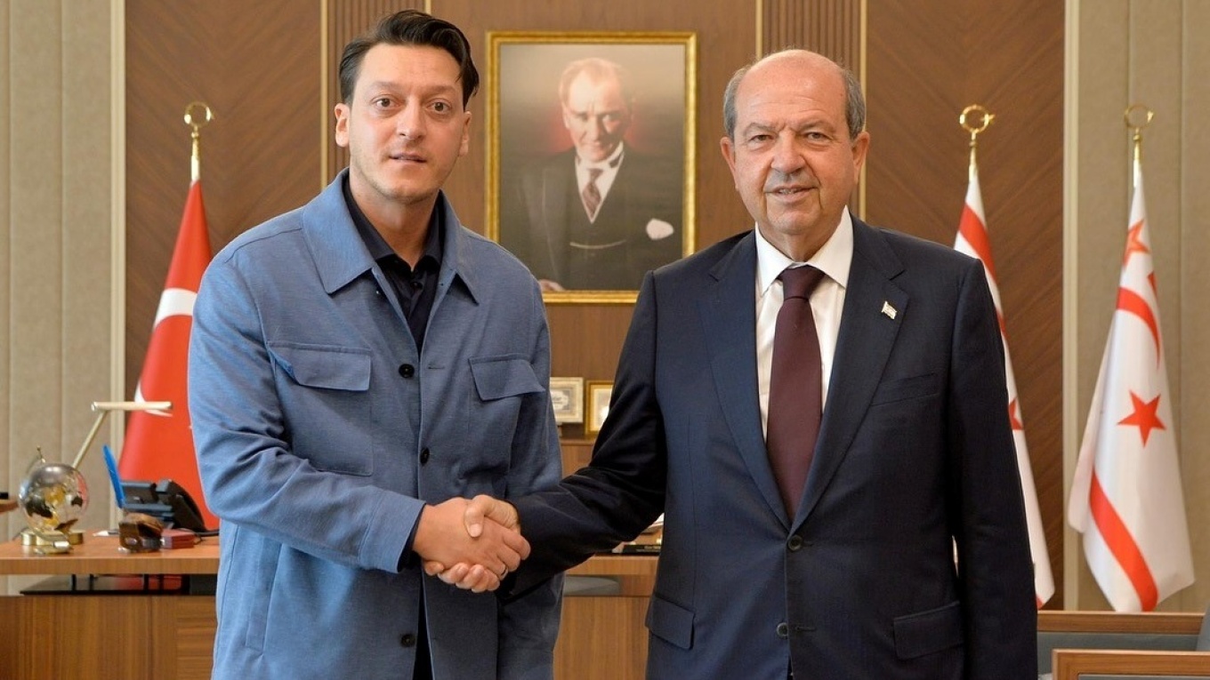 Μίλησε και ο ξεχασμένος Οζίλ: «Να αρθούν τα αθλητικά εμπάργκο κατά των Τουρκοκυπρίων» (φωτο)