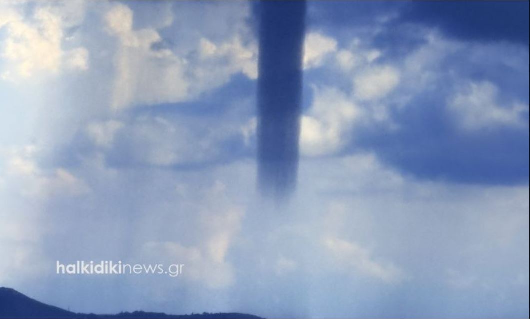 Η στιγμή που σχηματίζεται υδροστρόβιλος σε περιοχή της Χαλκιδικής – Δείτε βίντεο