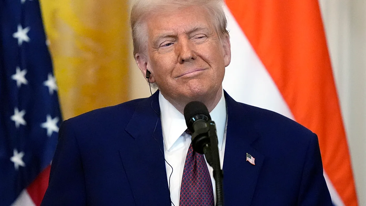 Ο Ν.Τραμπ ζήτησε αστειευόμενος φάρμακο κατά του Covid από τον Α.Μπουρλά επειδή ο Ρ.Κένεντι φτερνίστηκε δίπλα του