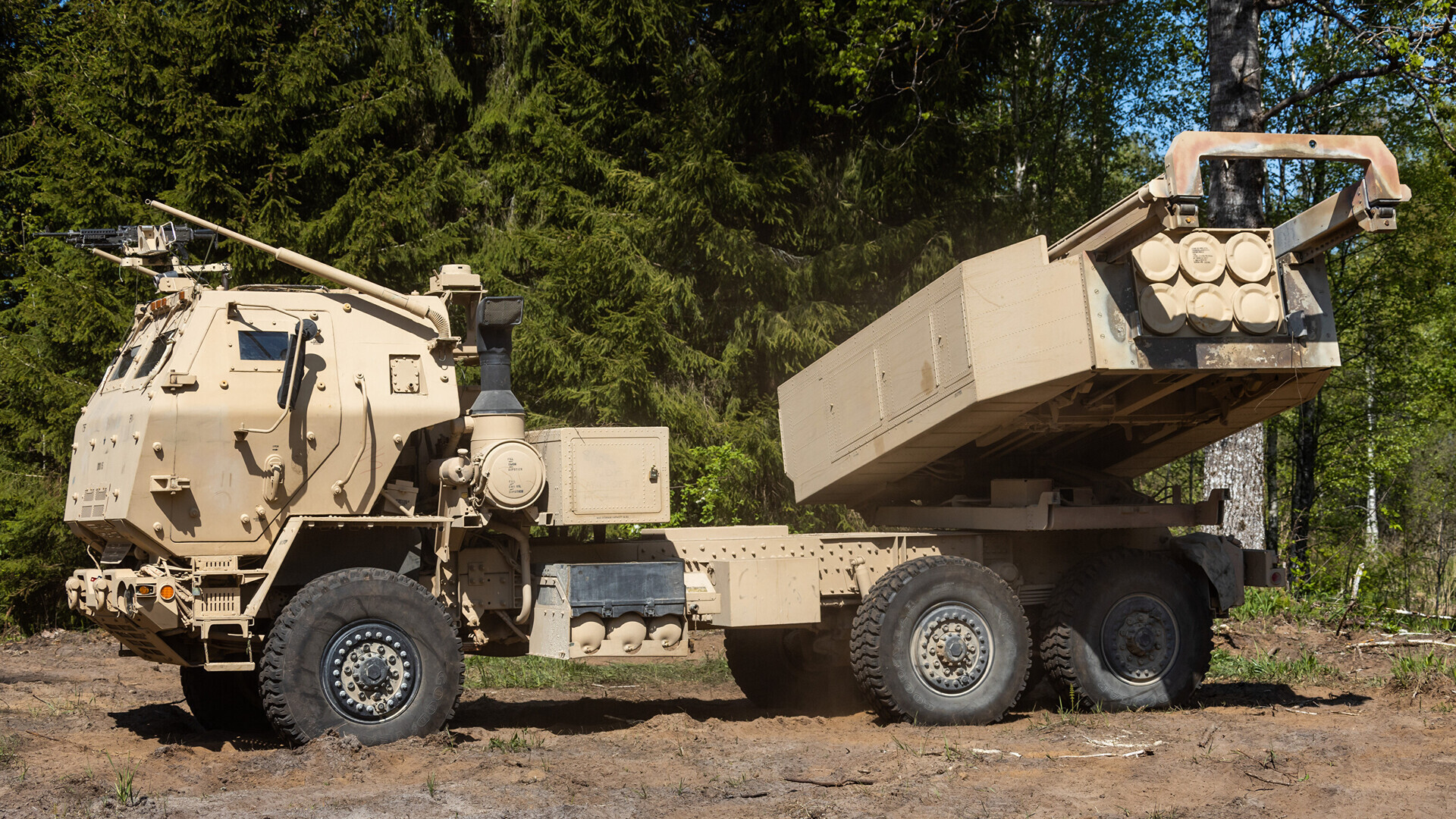 Εσθονία: Το κράτος-«πινέζα» ξοδεύει 4,7 δισ. δολάρια μόνο για ρουκετοβόλα MLRS!