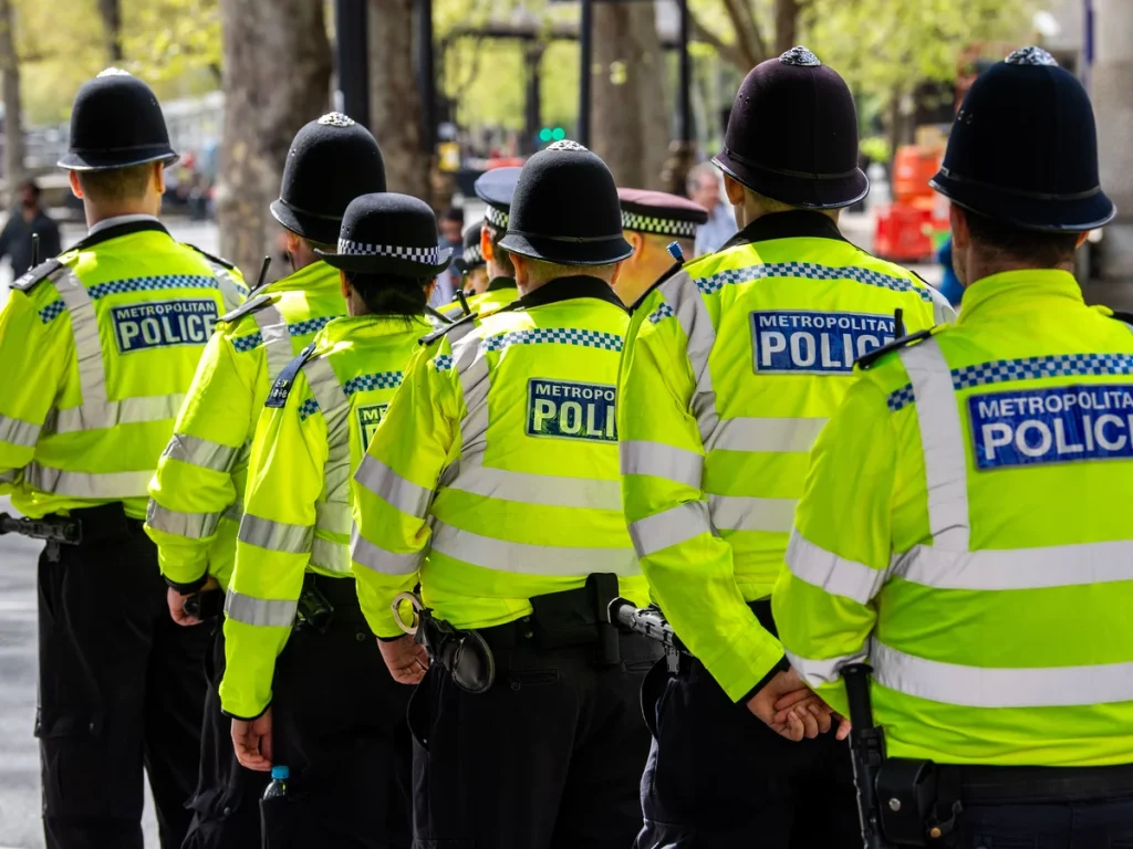 Ο Κ.Στάρμερ μιλά για ελευθερία της έκφρασης αλλά στέλνει την αστυνομία να συλλάβει έναν πατέρα! (βίντεο)