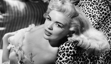Jayne Mansfield: Το αντίπαλο δέος της Μέρλιν Μονρόε που αποκεφαλίστηκε σε τροχαίο