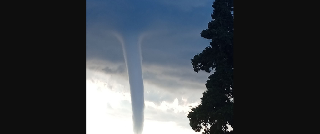 Αγκίστρι: Εκπληκτικές φωτογραφίες από έναν διπλό υδροστρόβιλο