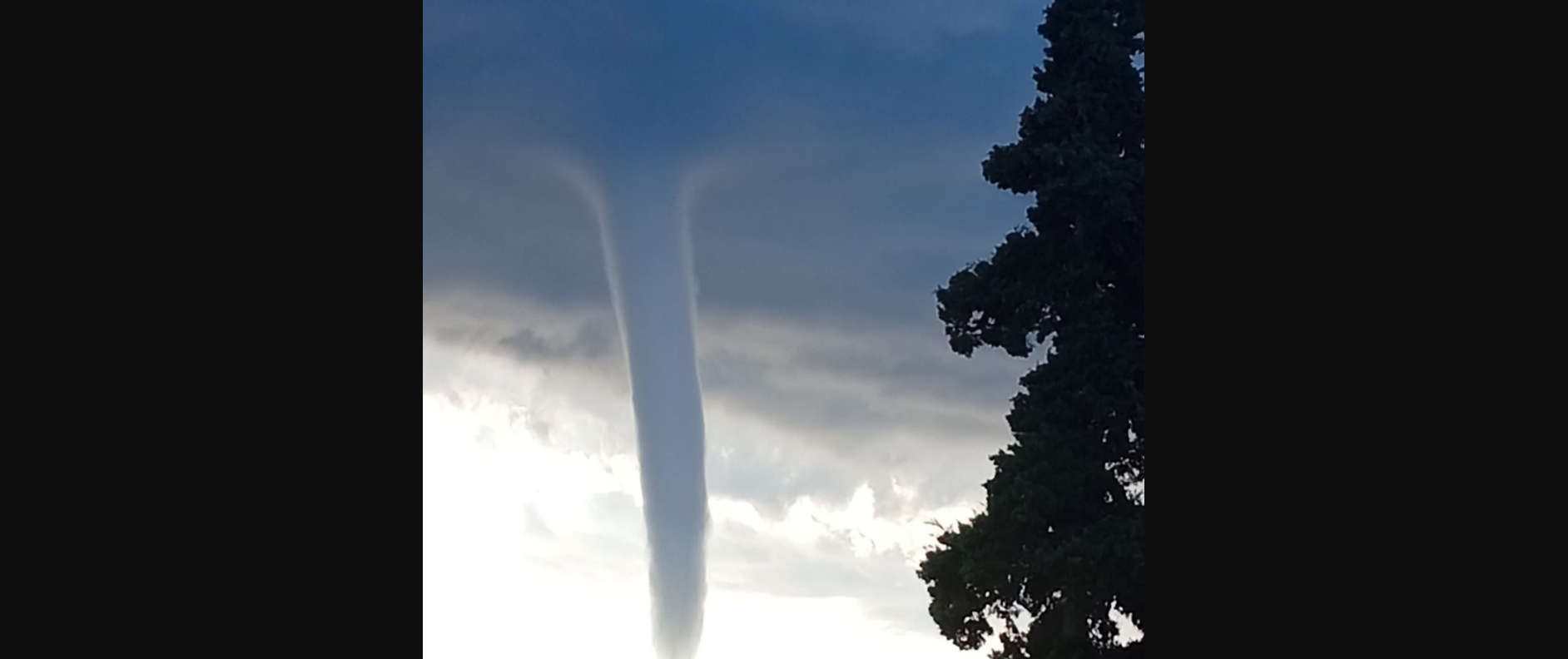 Αγκίστρι: Εκπληκτικές φωτογραφίες από έναν διπλό υδροστρόβιλο