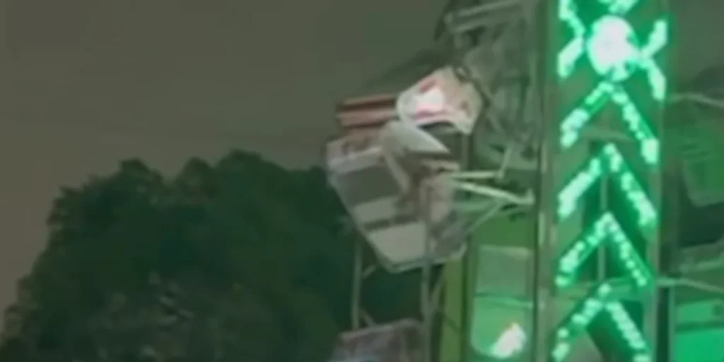 Λος Άντζελες: H στιγμή που καμπίνα σε παιχνίδι λούνα πάρκ αποκολλάται και συγκρούεται με μία άλλη (βίντεο)