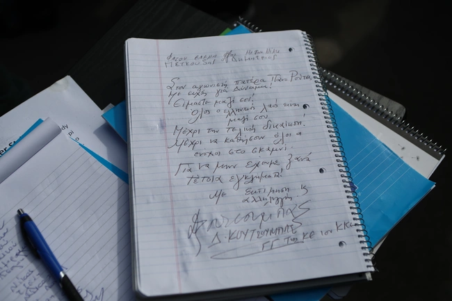 Τι λέει το χειρόγραφο μήνυμα που άφησε ο Δ.Κουτσούμπας στον Π.Ρούτσι