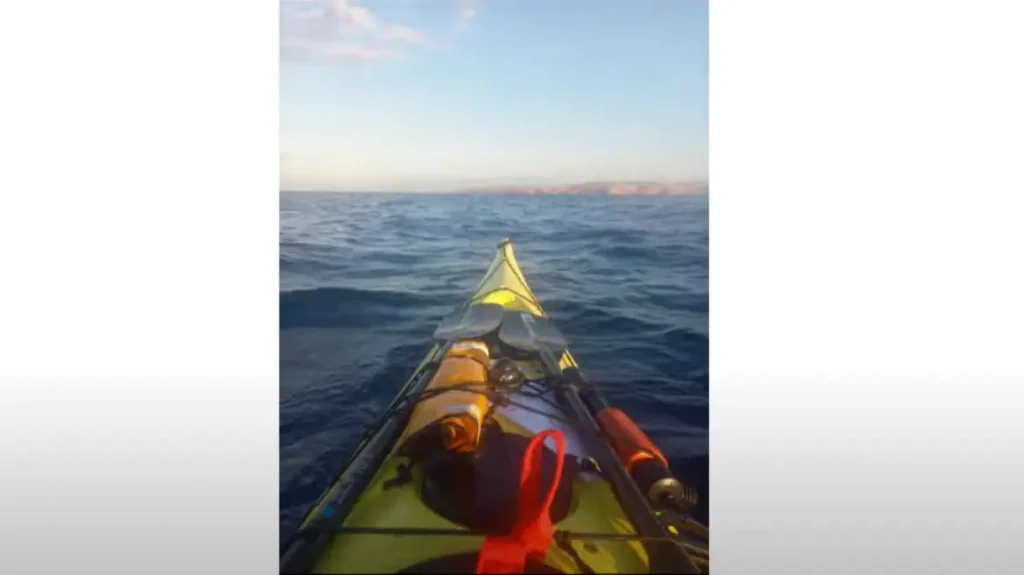 Μόνιμος κάτοικος της Κύθνου ταξίδεψε με καγιάκ μέχρι τη Σίφνο επειδή δεν έχει πλοίο! (βίντεο)