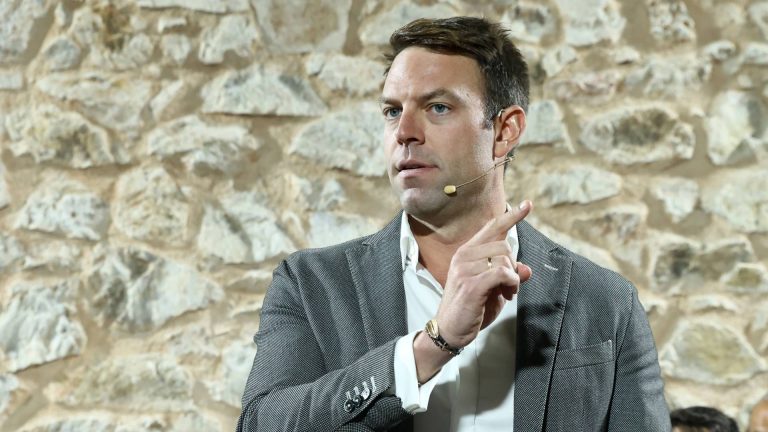 Ο Σ.Κασσελάκης σχίζει το εξώδικο του Λ.Αυγενάκη on camera: «Στείλτο μου με PDF»