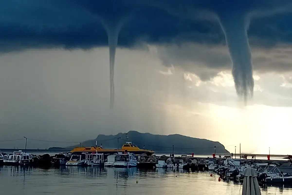 Διπλός υδροστρόβιλος σχηματίστηκε στα ανοικτά των Μεθάνων: Εντυπωσιακές εικόνες