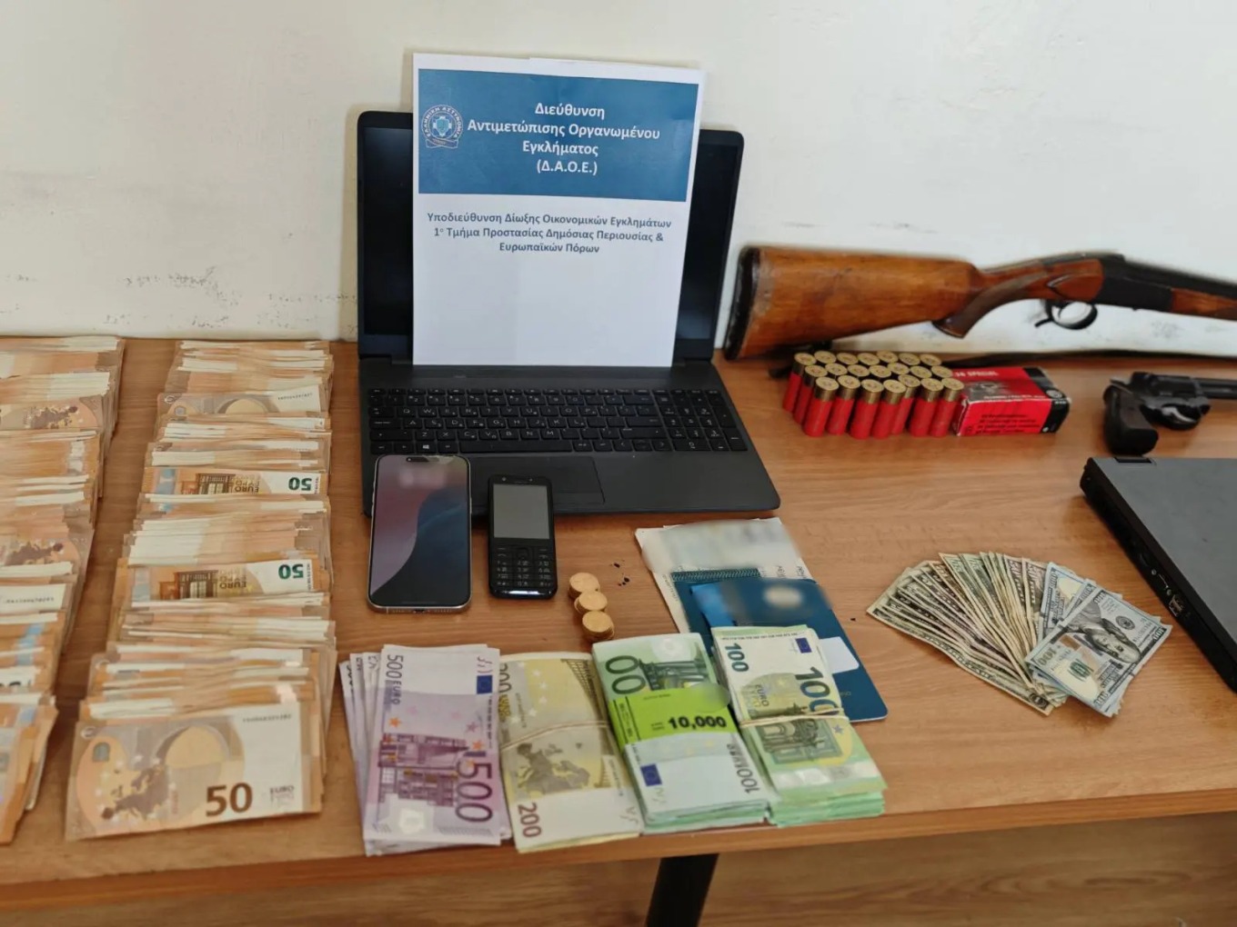 Κύκλωμα επιστροφών ΦΠΑ: Έκρυβαν πάνω από 500.000 ευρώ μέσα σε μαύρες σακούλες – Δείτε βίντεο και φωτογραφίες