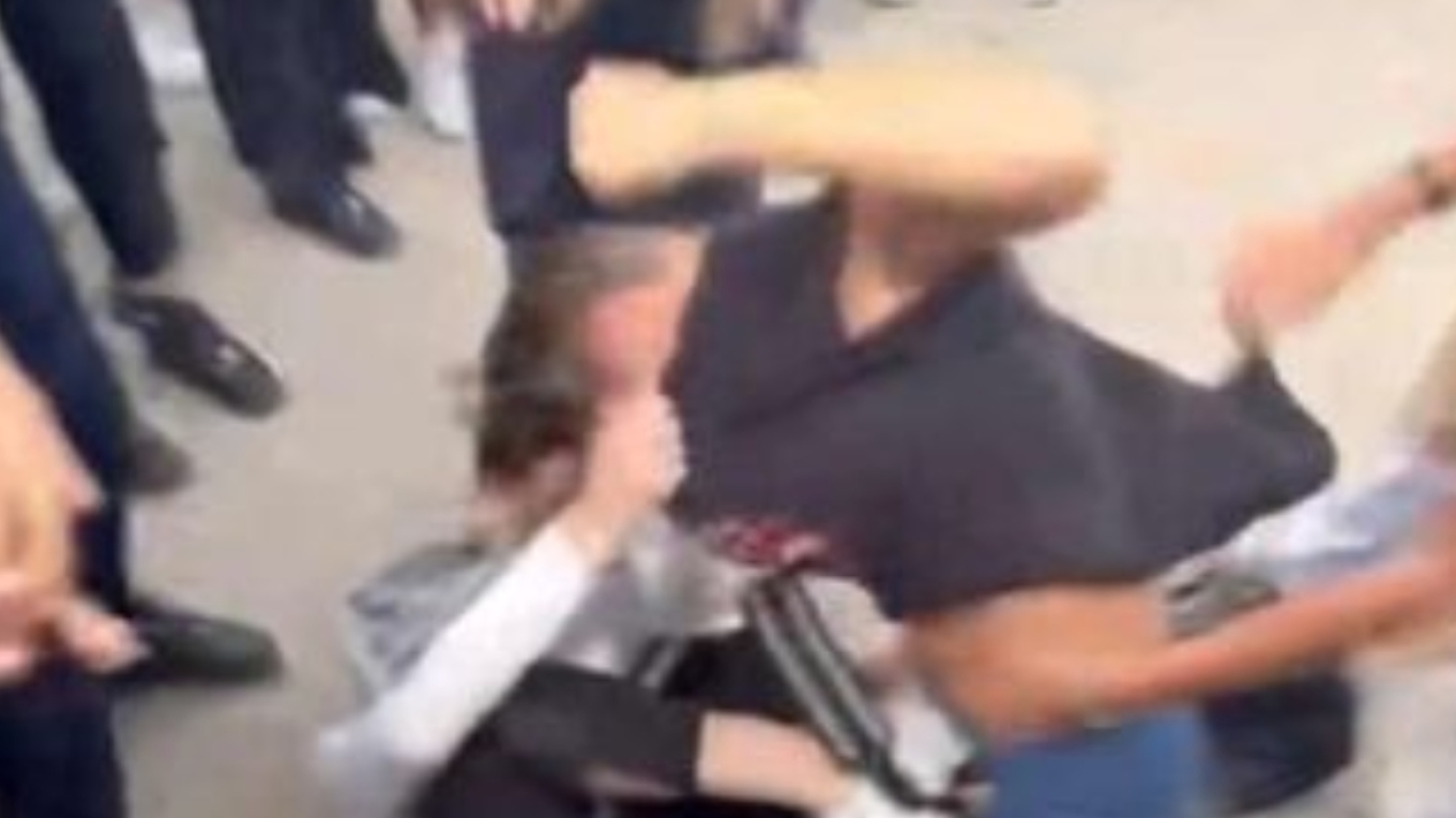 Κως: Μαθήτριες τσακώθηκαν για τα «μάτια» ενός αγοριού – Δείτε βίντεο από τον άγριο καβγά