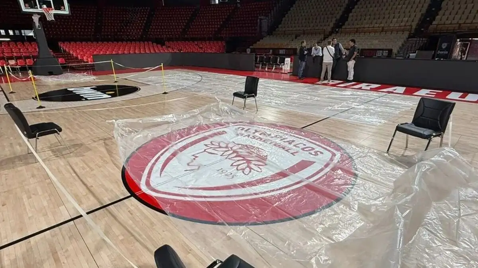 Πλημμύρισε από τη βροχή και πάλι το ΣΕΦ! – Στρώνουν μουσαμάδες για να «σώσουν» το παρκέ (φώτο)