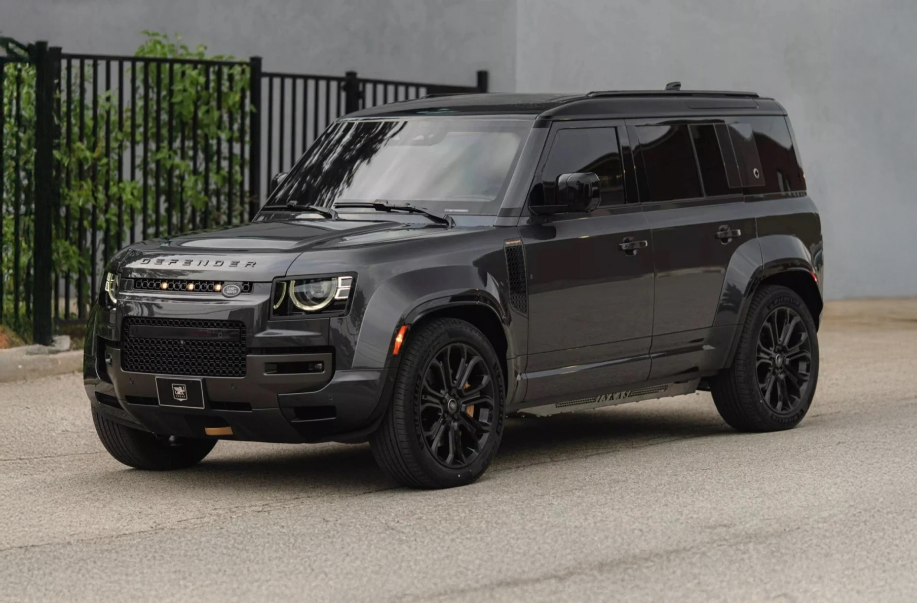 Θωρακισμένο Land Rover Defender OCTA: Πάτα το κουμπί Κιμ