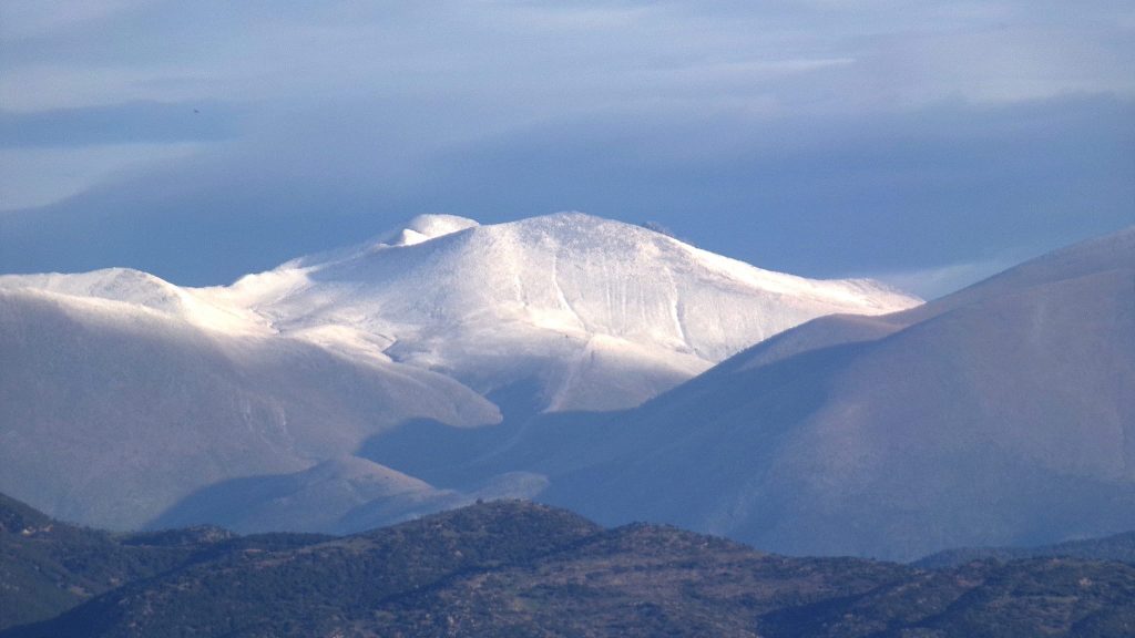 Έπεσαν τα πρώτα χιόνια: Στα λευκά «ντύθηκαν» Καϊμακτσαλάν και Φαλακρό