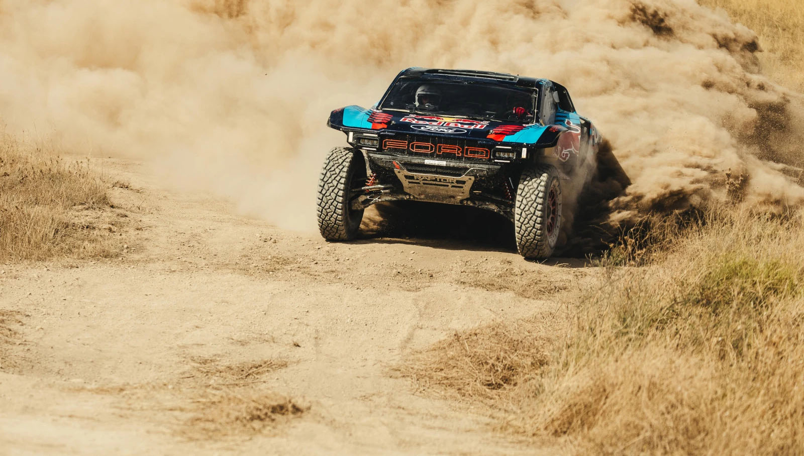 Πατέρας και γιος Sainz στο τιμόνι του Ford Raptor T1+ (βίντεο)