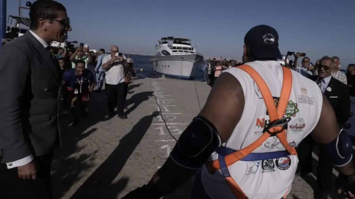 Αιγύπτιος παλαιστής τραβάει καράβι 700 τόνων με τα δόντια του! – Απίστευτη επίδειξη δύναμης