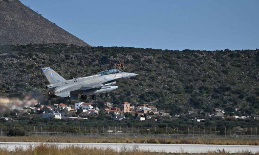 «Παρμενίων-25»: Βίντεο από την εντυπωσιακή πτήση μαχητικού αεροσκάφους F-16 Viper πάνω από το Καστελόριζο