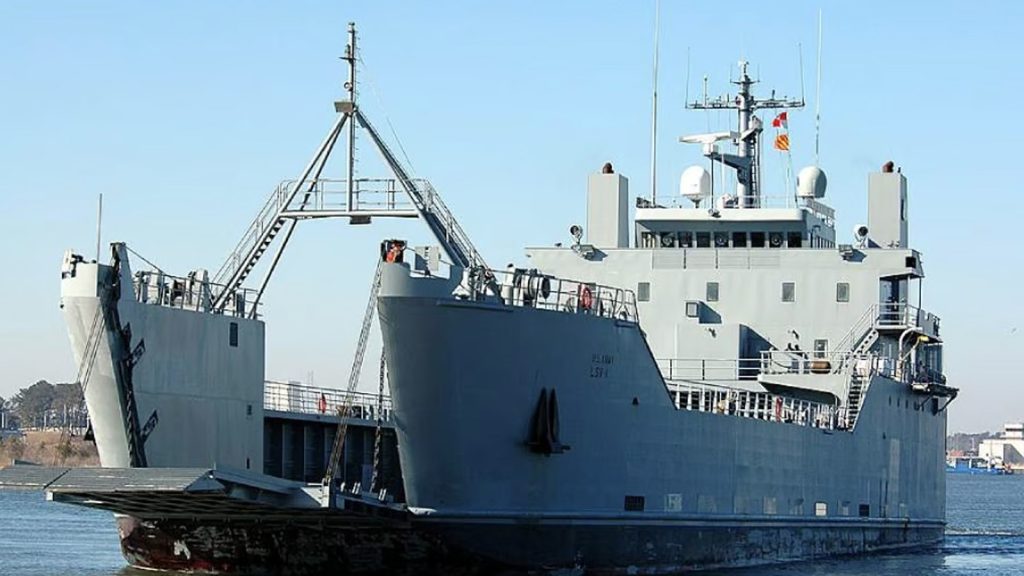 Με αποβατικό πλοίο συγκέντρωναν του ακτιβιστές που συνέλαβαν οι Ισραηλινοί έξω από την Γάζα