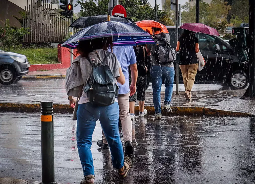 «Μην εφησυχάζετε, ακόμη κι αν κοπάσουν προσωρινά τα καιρικά φαινόμενα», προειδοποιούν οι μετεωρολόγοι