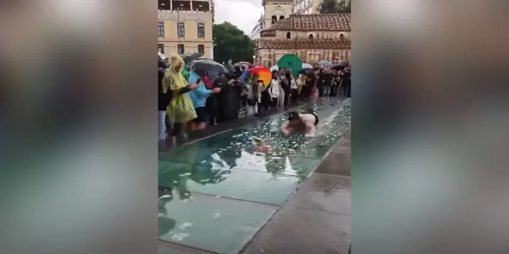 Βίντεο: Oπαδοί της Γκόου Αχέντ… παίζουν κάτω από τη βροχή στο Μοναστηράκι λίγο πριν τον αγώνα με τον Παναθηναϊκό