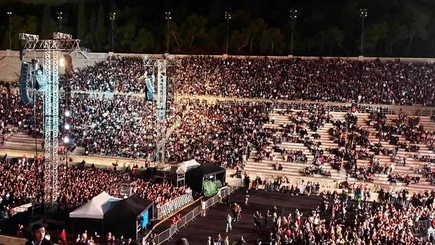 Πλήθος κόσμου στο Καλλιμάρμαρο για τη συναυλία του Ρ.Γουίλιαμς: Δείτε εικόνες