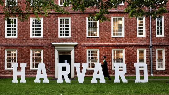 Καθηγητής drag queen θα διδάξει queer «εθνογραφία» στο Χάρβαρντ!