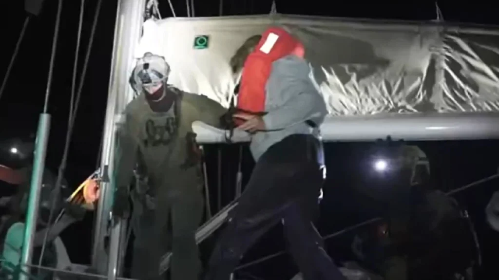 Βίντεο: H στιγμή που το ισραηλινό Ναυτικό συλλαμβάνει ακτιβιστές του στολίσκου που έπλεε προς Γάζα