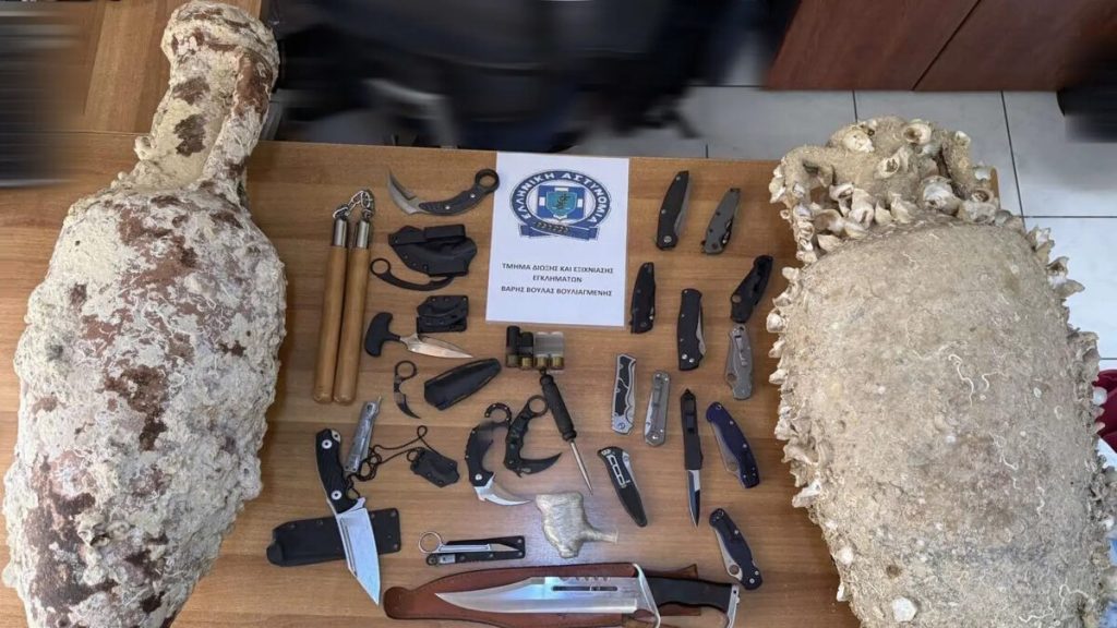 Βουλιαγμένη: Έρευνα για 47χρονο – Μαχαίρια και αρχαίοι αμφορείς βρέθηκαν στο σπίτι του