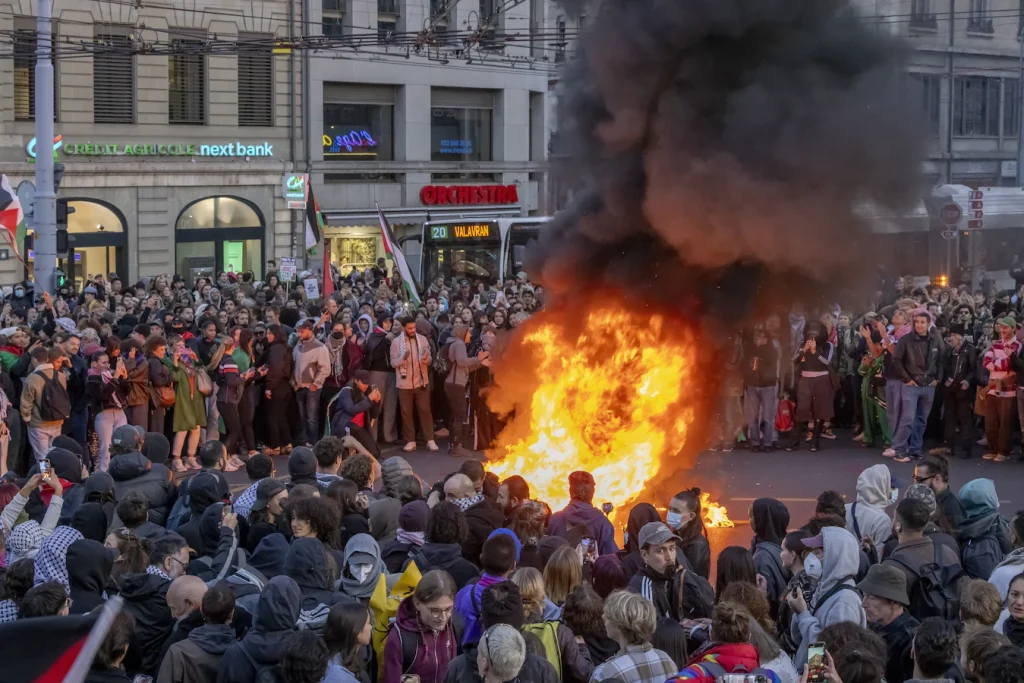 Ελβετία: Σφοδρές συγκρούσεις της αστυνομίας με υποστηρικτές του στολίσκου «Global Sumud» στη Γενεύη – Δείτε βίντεο