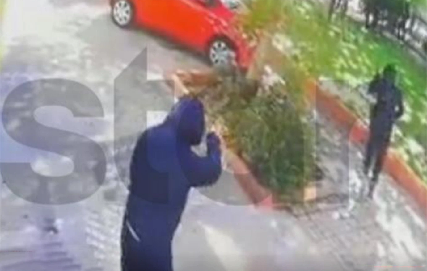 Περιστέρι: H στιγμή της επίθεσης ομάδας μαθητών με σκουπόξυλα και πέτρες σε λύκειο (βίντεο)