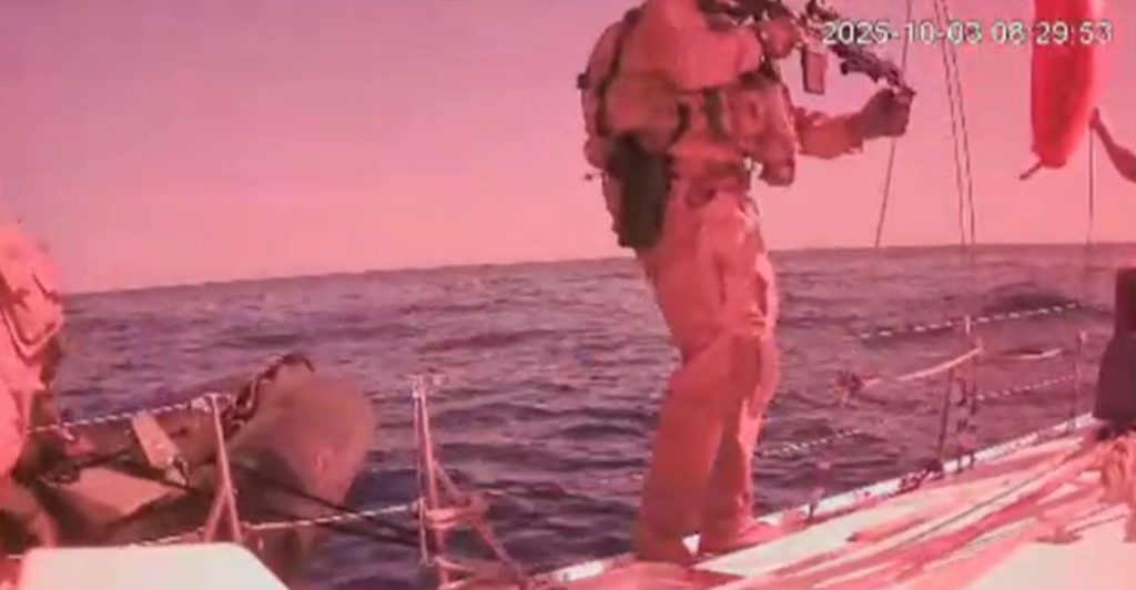 H στιγμή που ομάδα των IDF κάνει ρεσάλτο & αναχαιτίζει το τελευταίο πλοίο του στολίσκου πριν φτάσει στη Γάζα (vid)