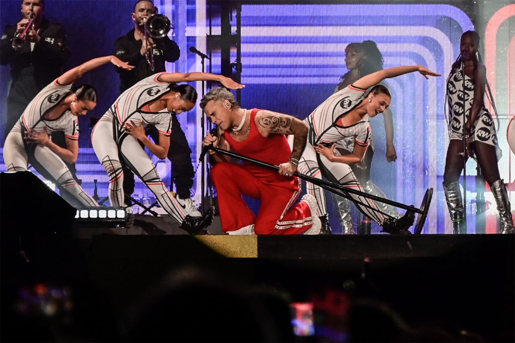 Ξεσήκωσε το Καλλιμάρμαρο ο Ρόμπι Γουίλιαμς: Πλήθος κόσμου στη συναυλία του ποπ σταρ – Δείτε φωτογραφίες